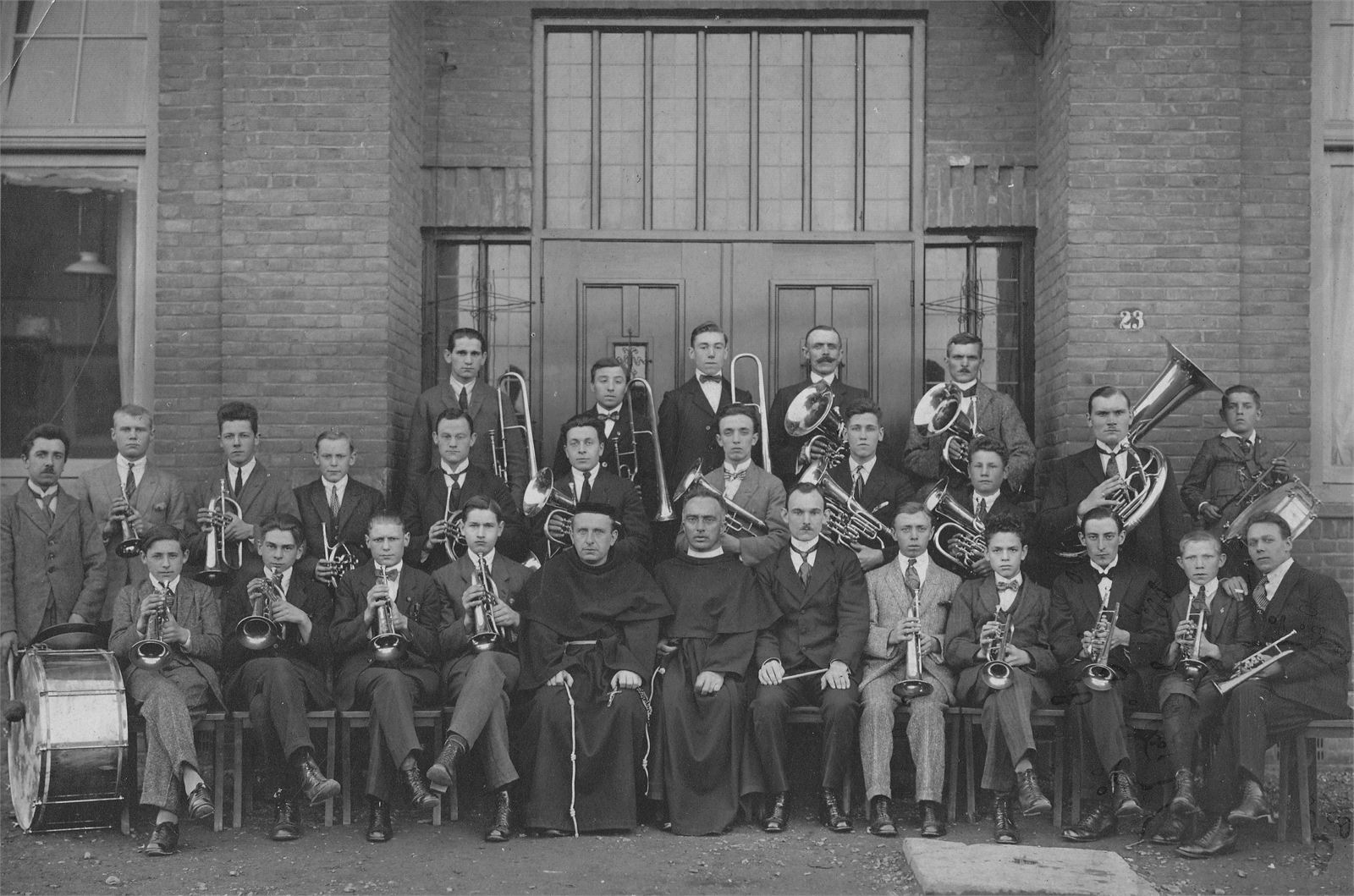 De eerste groepsfoto van de Kerkelijke Fanfare St. Jozef Kaalheide, 1923