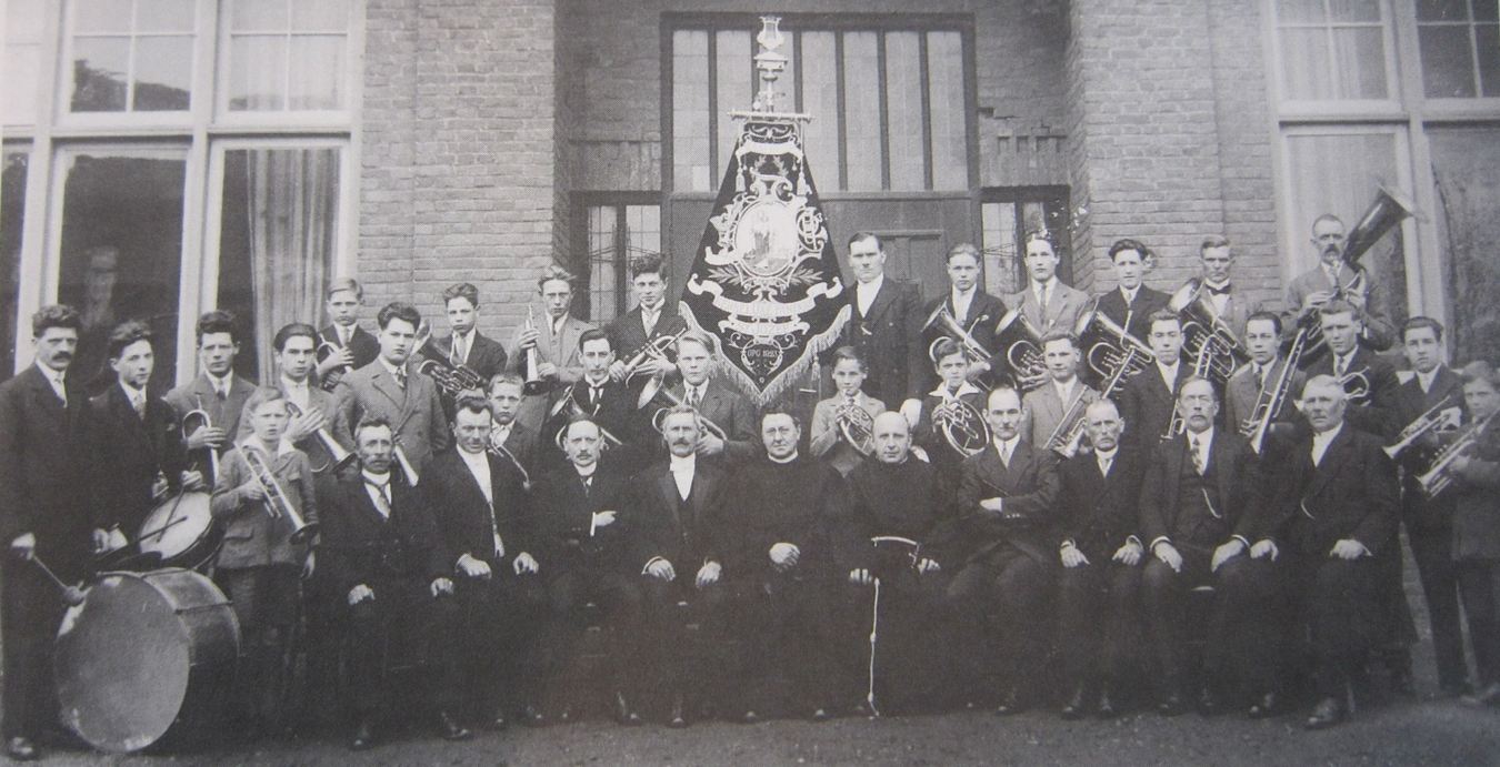 Groepsfoto van de fanfare met het nieuwe vaandel, 1929