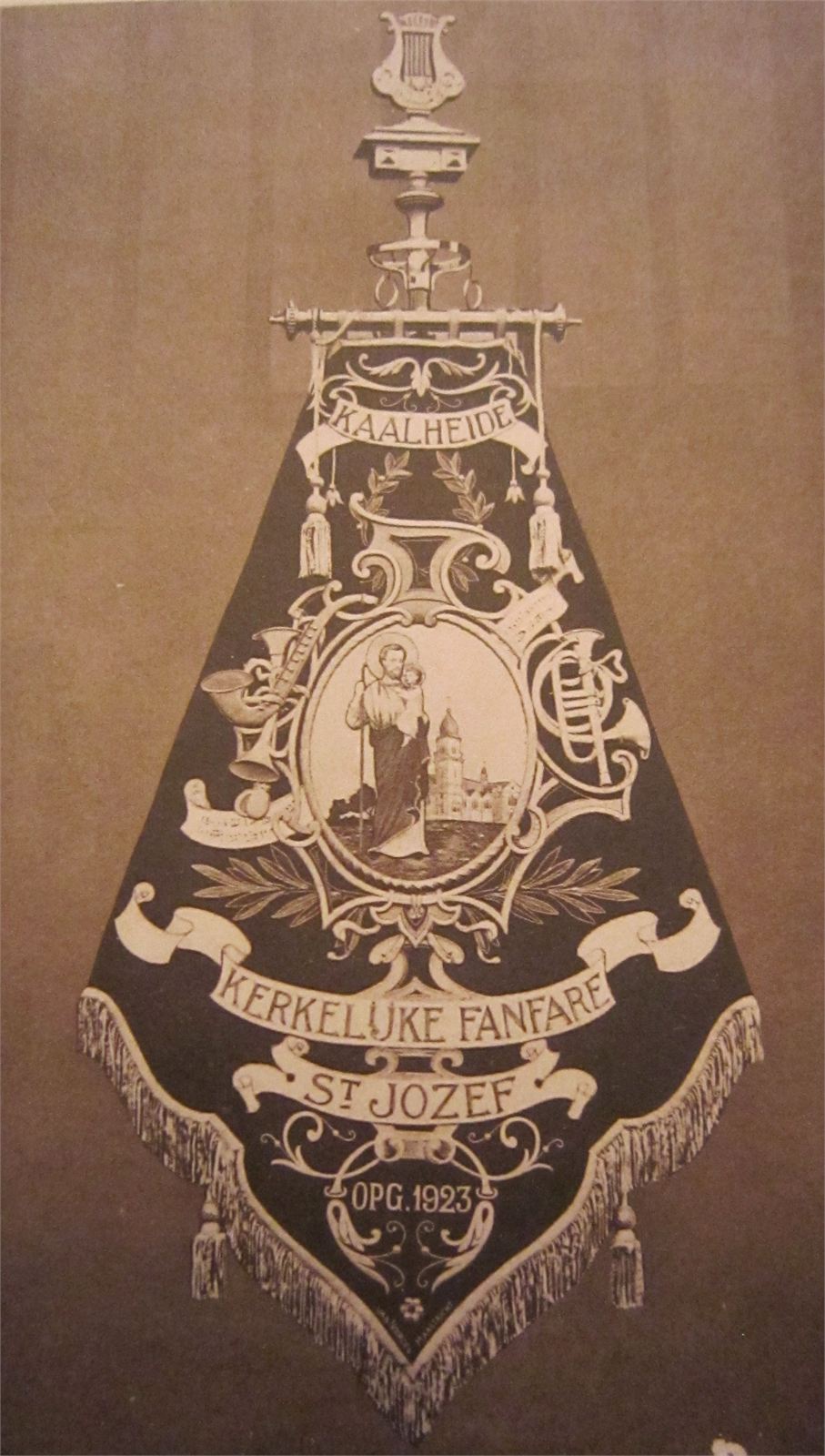Het eerste vaandel van de Kerkelijke Fanfare St. Jozef, opgericht 1923