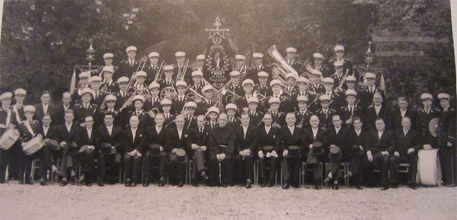 De harmonie in de eerste uniformen, met het nieuwe vaandel, 1958