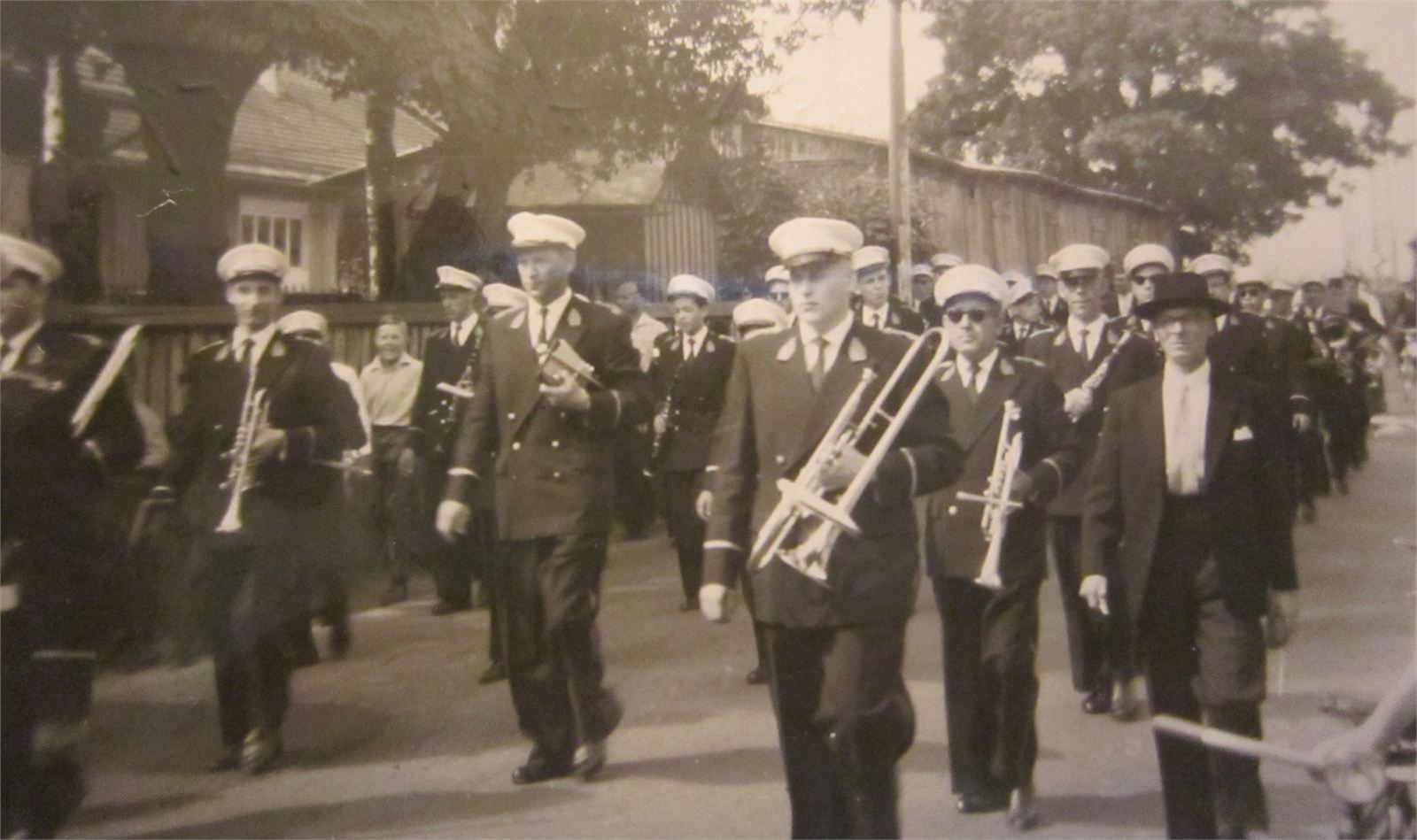 Marcherend door Innsbruck tijdens de concertreis van 1959