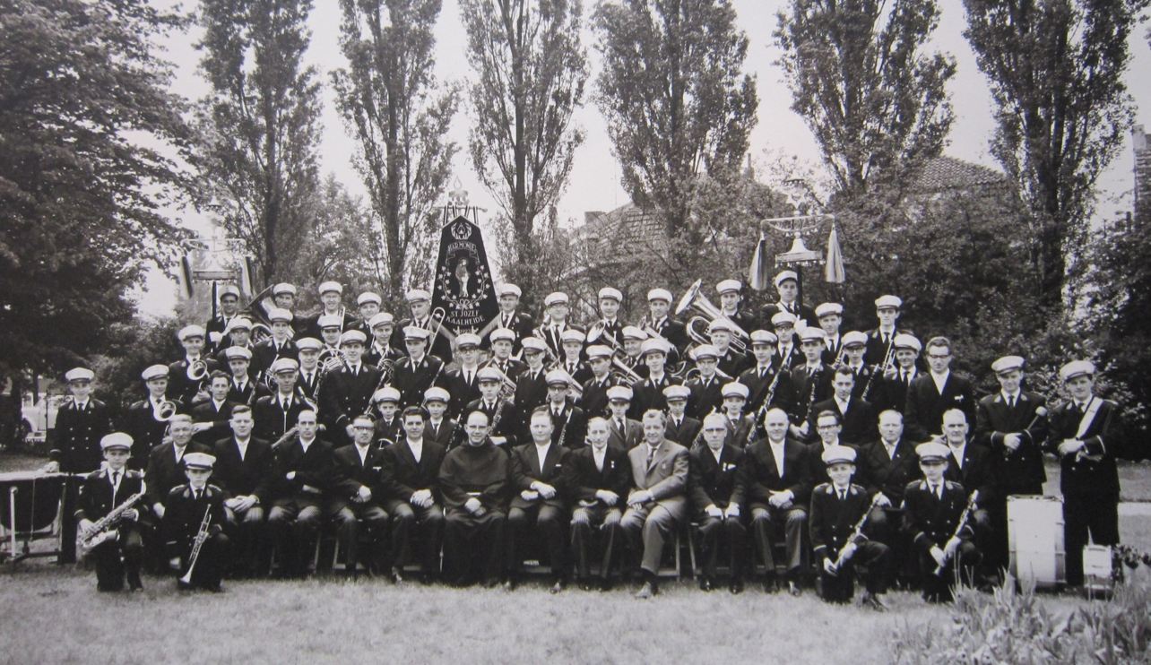 Groepsfoto van de harmonie bij het 40-jarig bestaan, 1963