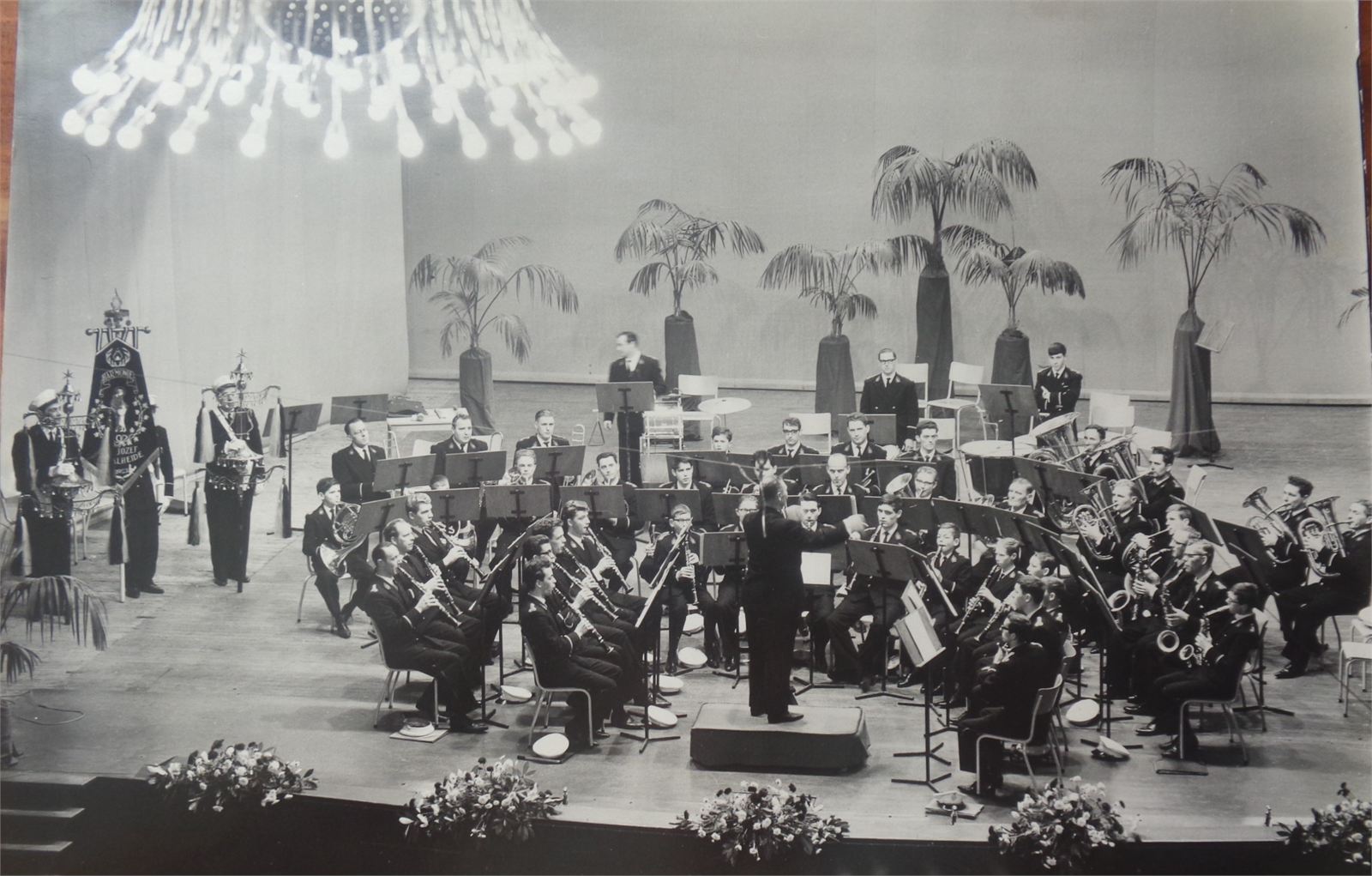 Het orkest tijdens de akoestische blaastest in de Rodahal, 1966