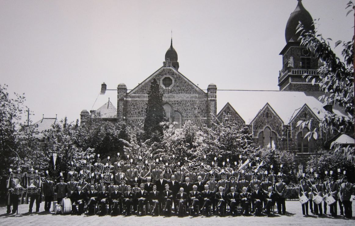 De harmonie voor de kerk bij het gouden jubileum, 1973