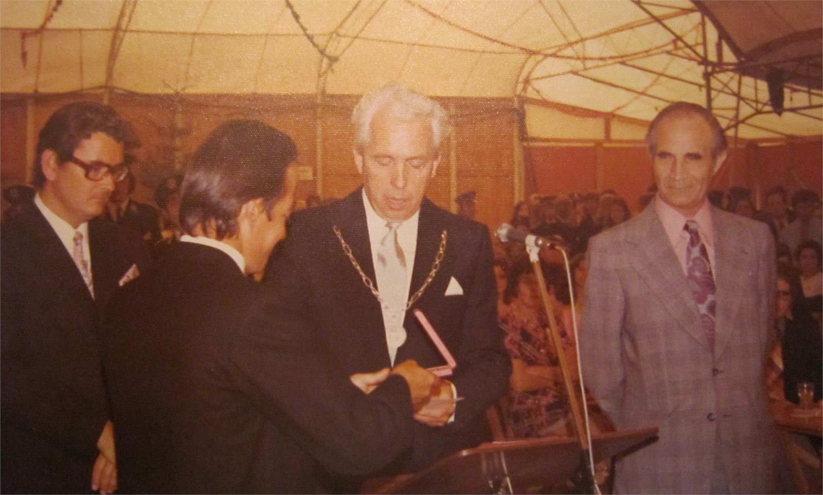De uitreiking van de Erepenning van Verdienste in de feesttent, 1973