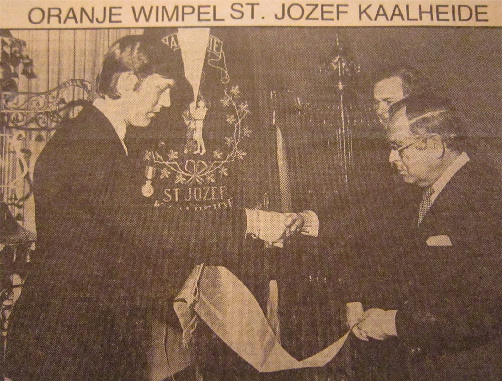 Krantenfoto: de Oranje wimpel voor St. Jozef Kaalheide
