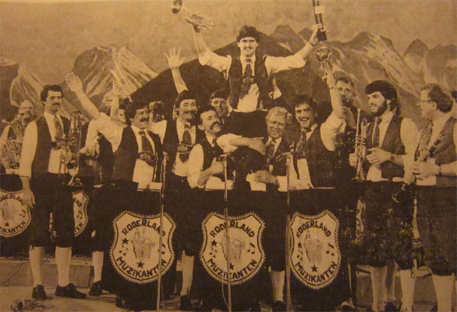 De Roderland Muzikanten vieren de winst van de Internationale Blaastest, 1983
