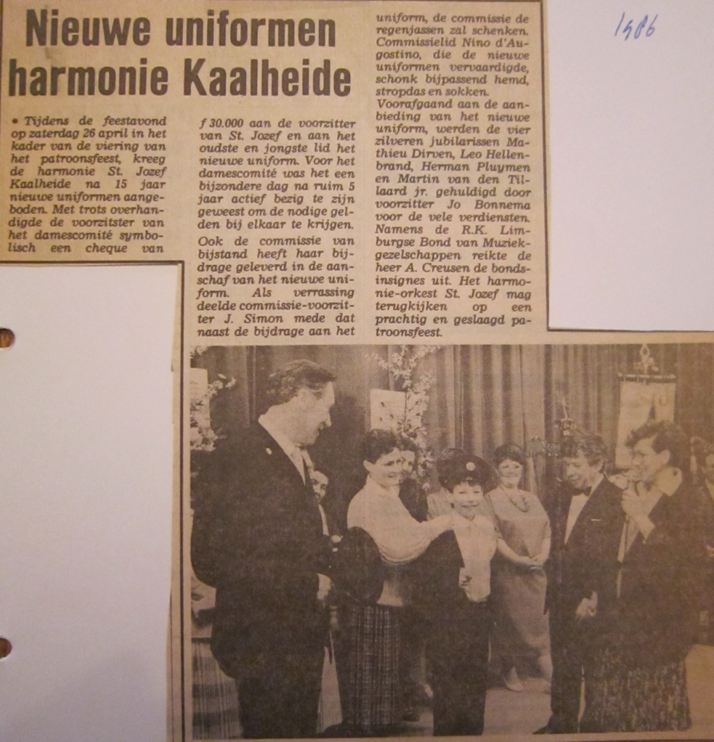Krantenknipsel: Nieuwe uniformen harmonie Kaalheide, 1986