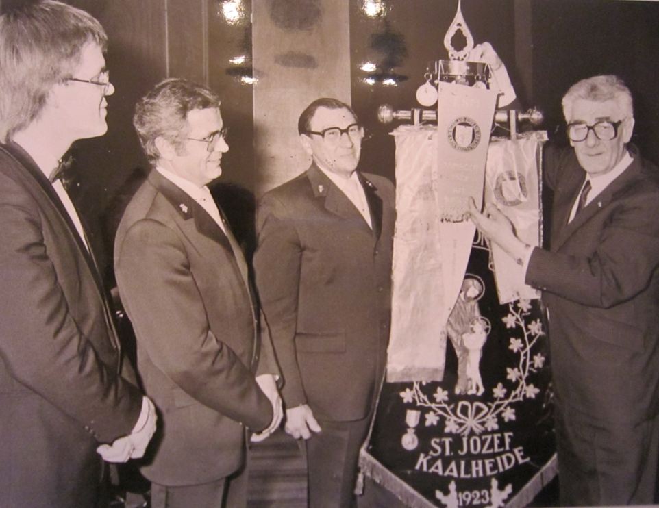 Het bestuur bij het vaandel met de kampioenswimpel, 1987