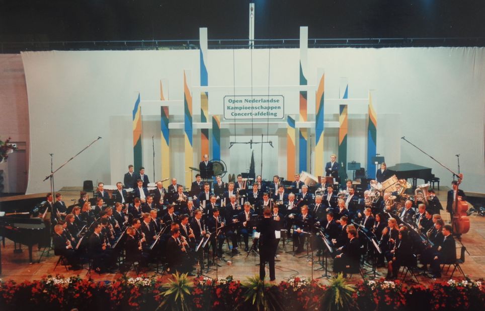 Het orkest op het podium van de Rodahal tijdens het WMC, 1991