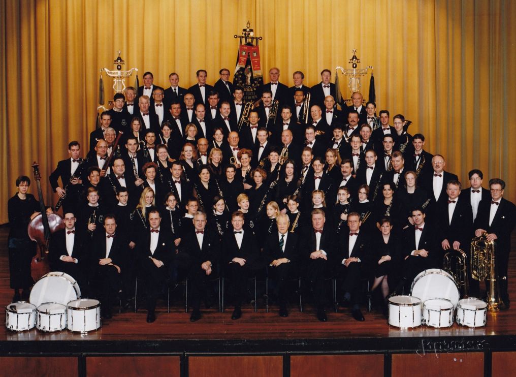 Jubileumfoto van het orkest bij het 75-jarig bestaan, 1998