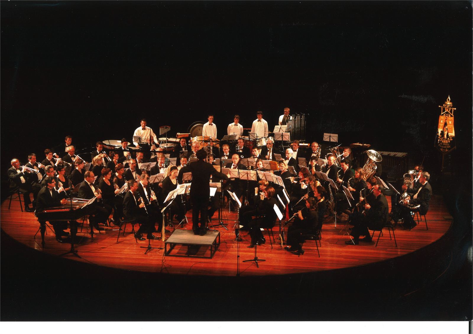 Het orkest in warm licht op het podium, 2009