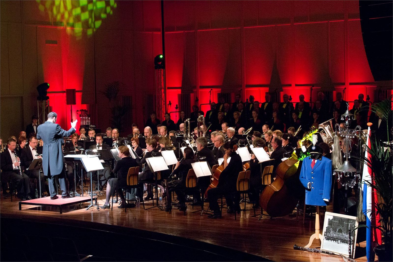 Het orkest in rood en groen licht tijdens het Oranjeconcert „Night at the Opera”, 2013