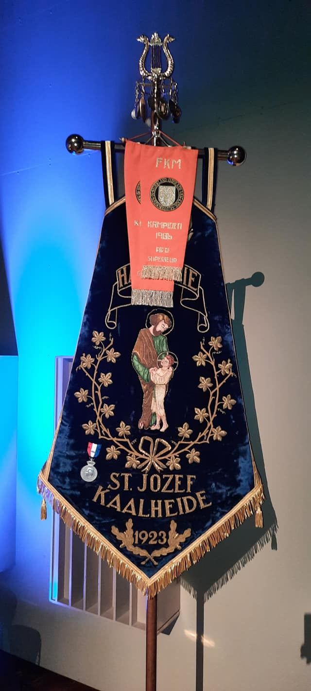 Het gerestaureerde vaandel uit 1958, met de kampioenswimpel van 1986