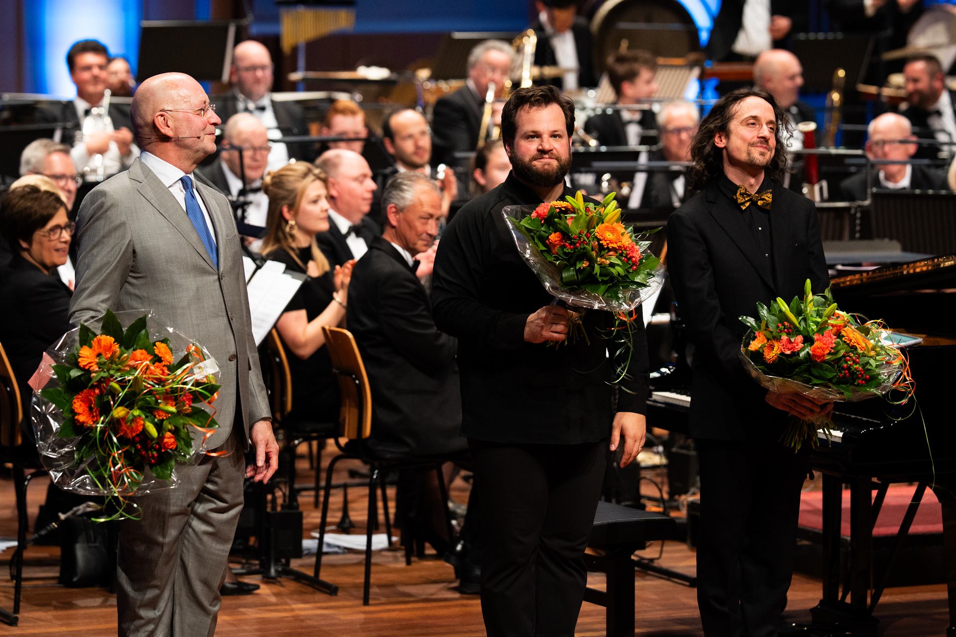 Bloemen voor de solisten na afloop van het Oranjeconcert 2026