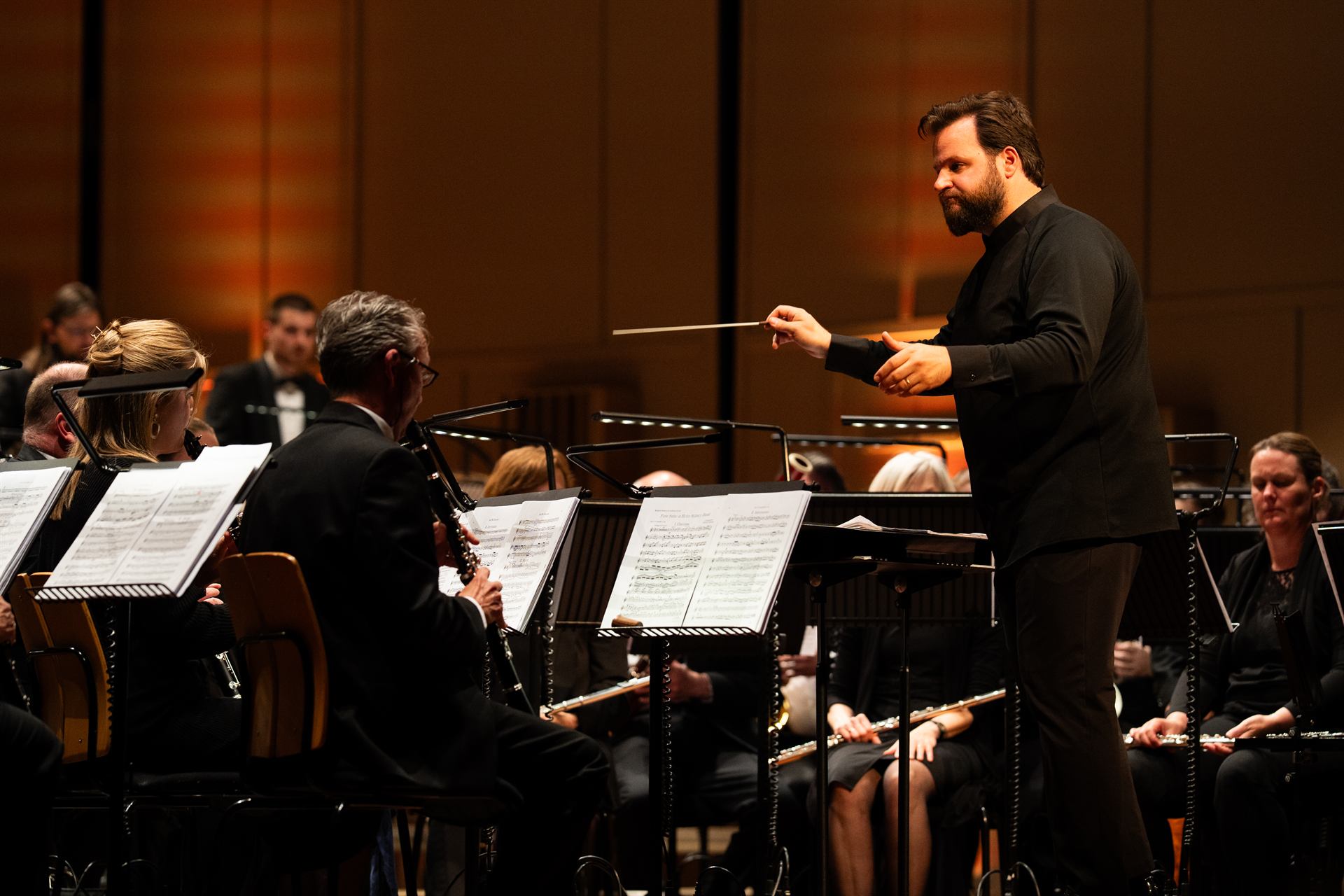 Dirigent Lars Corijn voor het harmonieorkest