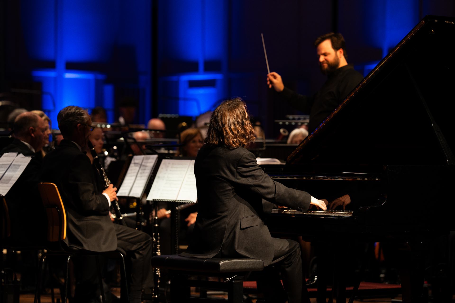 Pianist Lester van Loock speelt Rachmaninov met het harmonieorkest, Oranjeconcert 2026