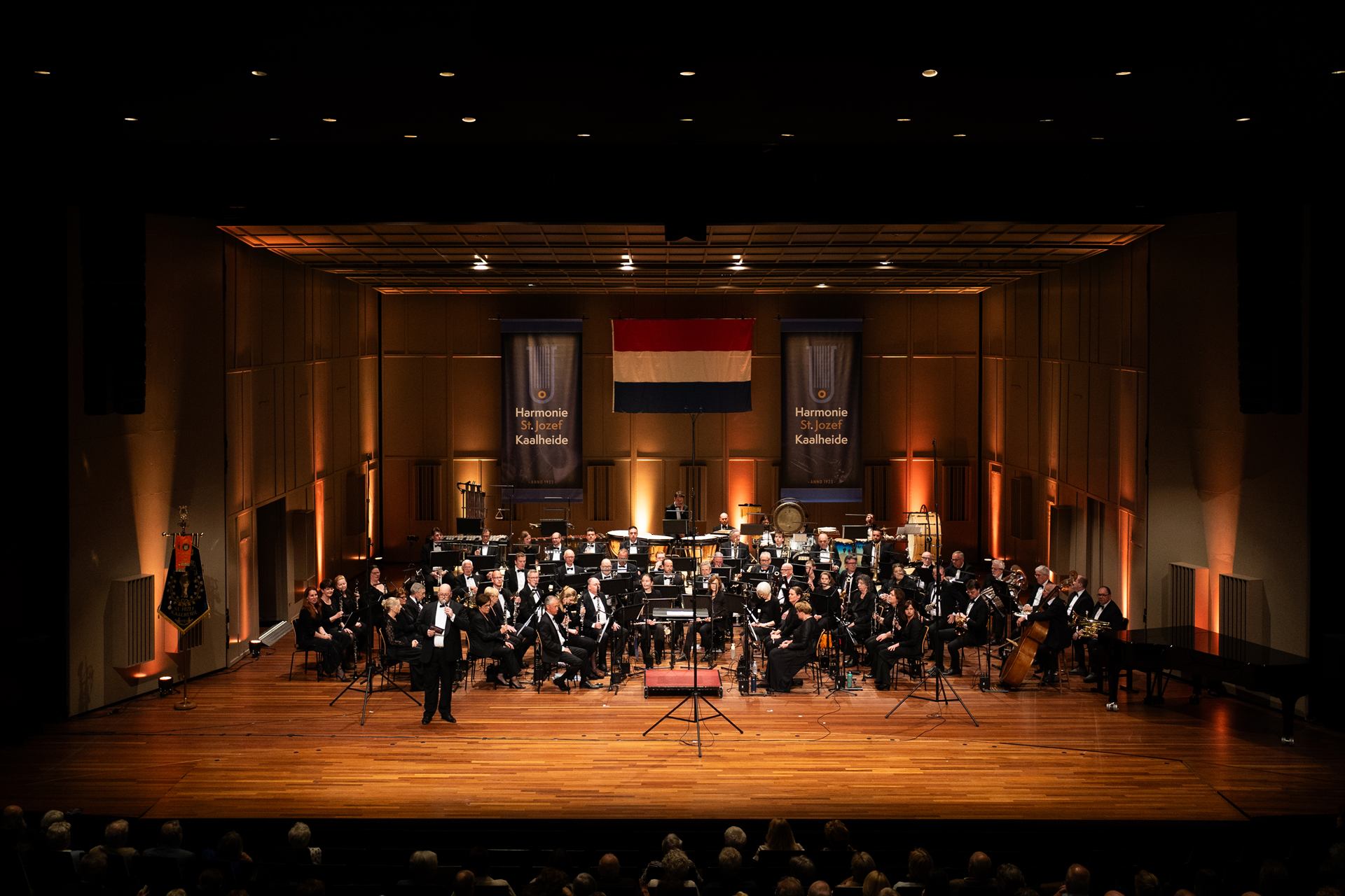 Het orkest in warm licht in Theater Kerkrade, aan het begin van het Oranjeconcert