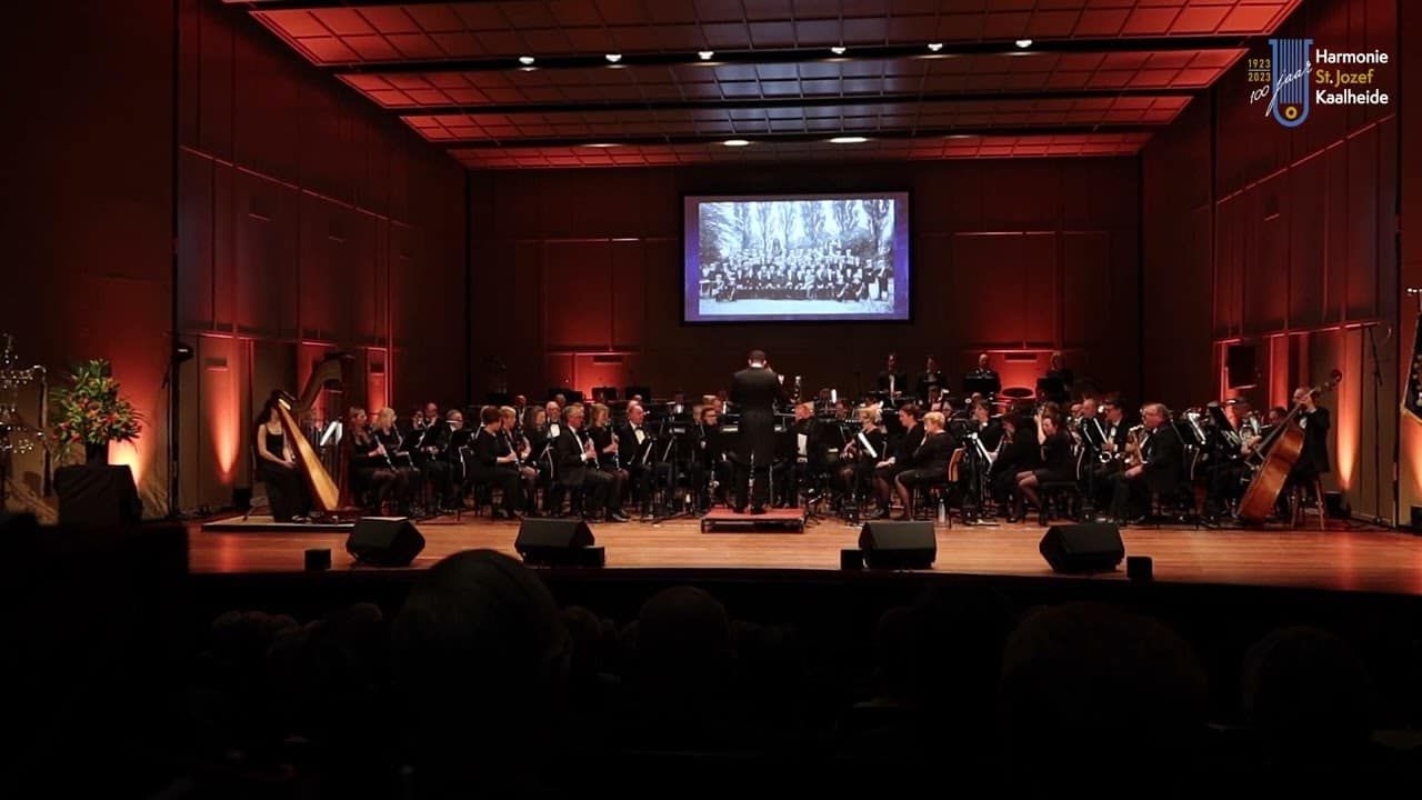 Het harmonieorkest op het podium